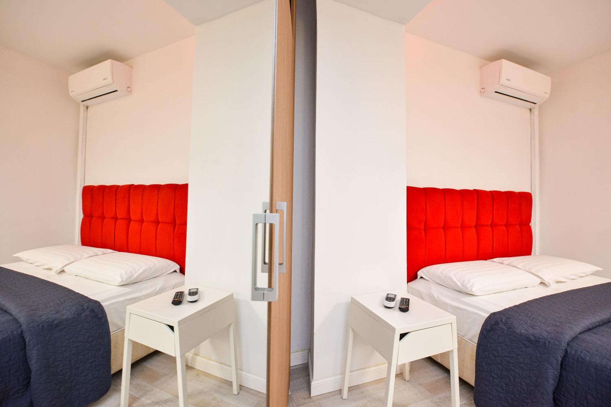 Dracula Adventure Tours Accommodation Bukares Bagian luar foto