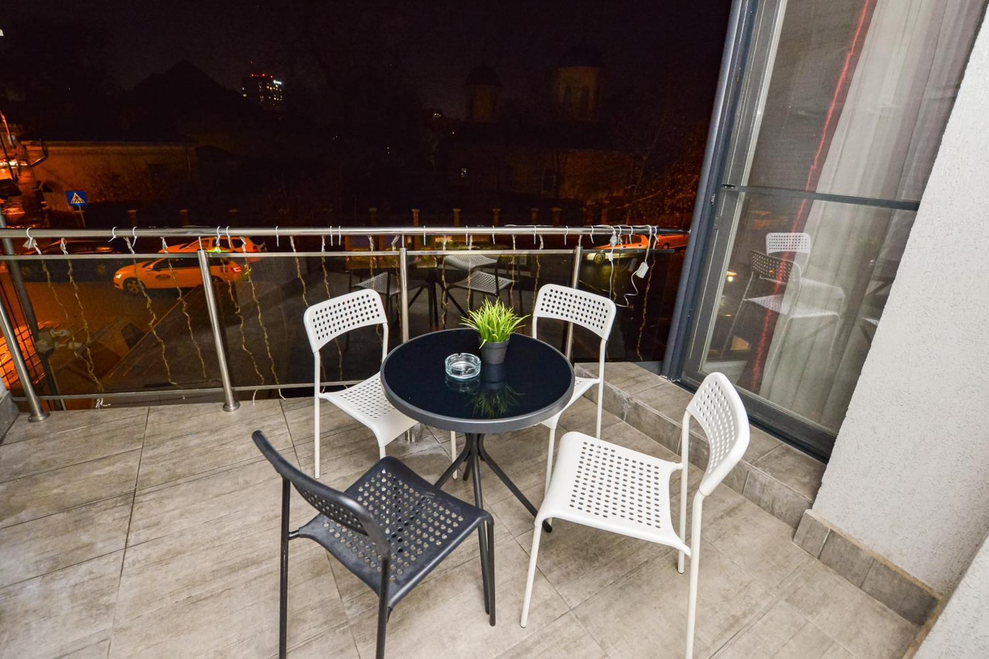 Dracula Adventure Tours Accommodation Bukares Bagian luar foto