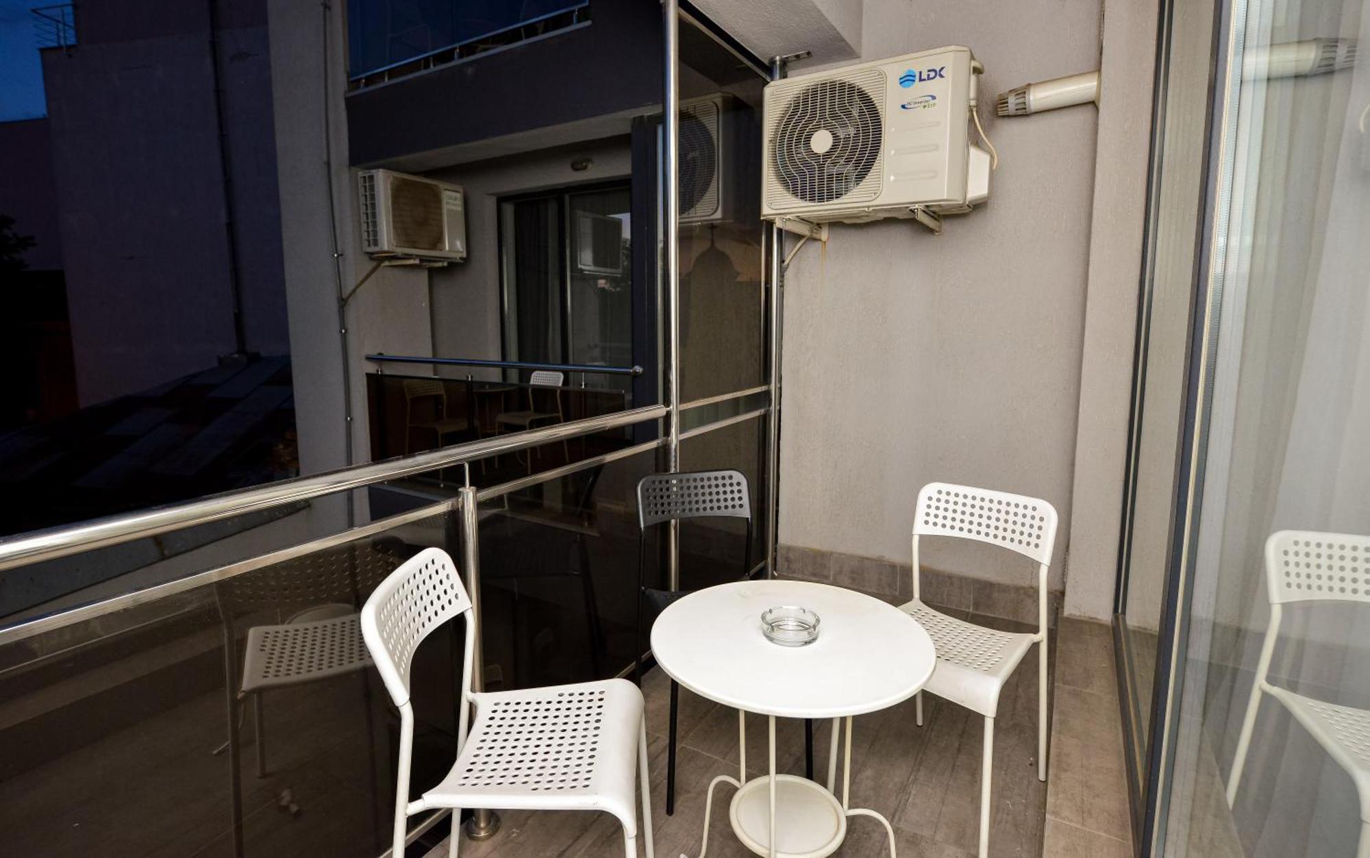 Dracula Adventure Tours Accommodation Bukares Bagian luar foto